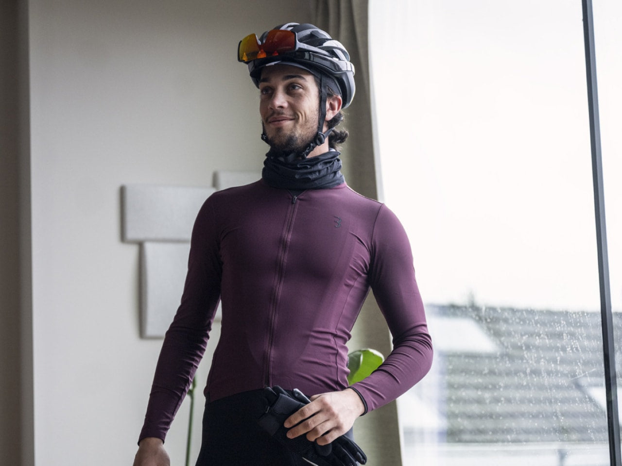 A picture of the BBB Comfort Neck on the neck of someone dressed to go road cycling