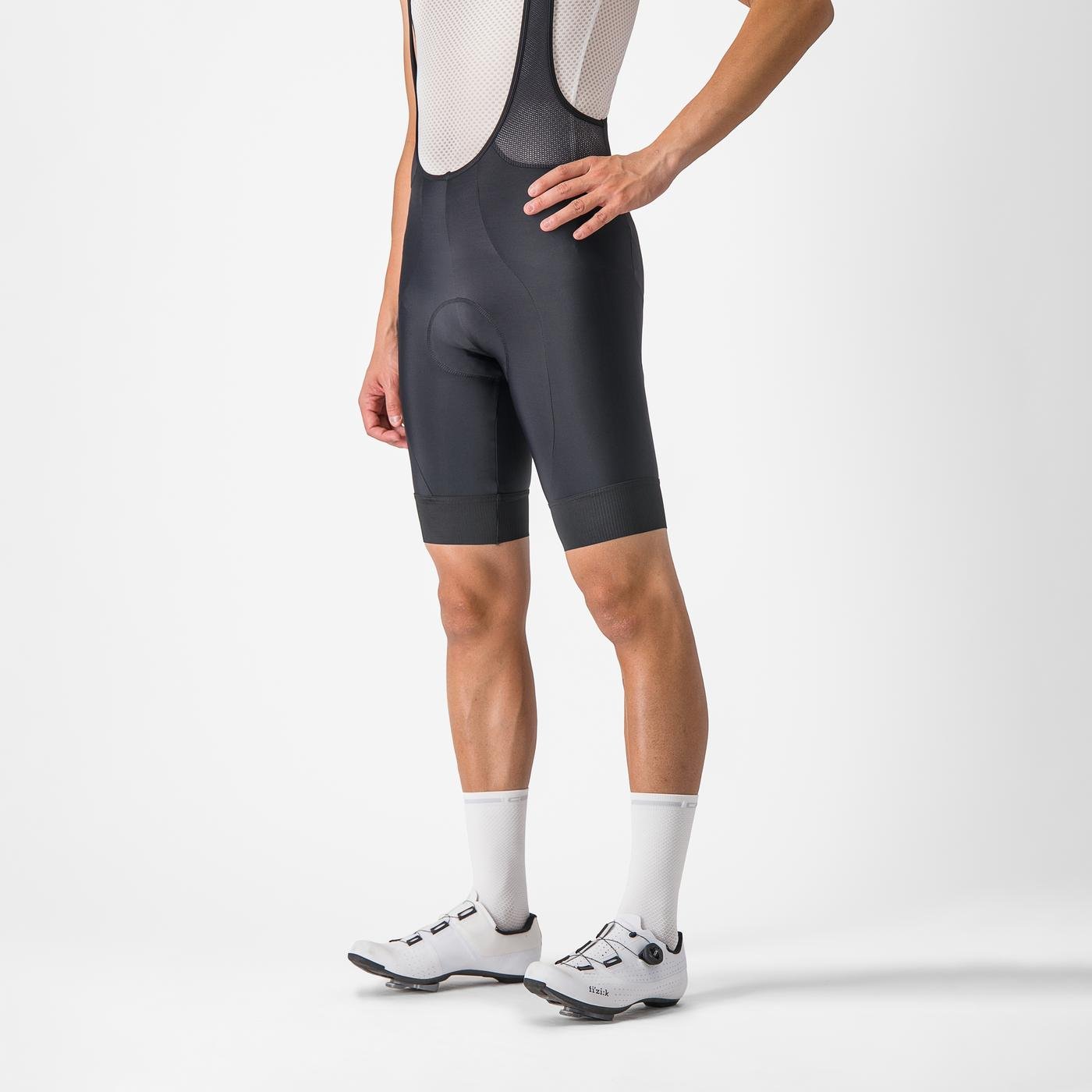 A picture of a man from the waiste down wearing the Castelli Entrata 2 Bibshort
