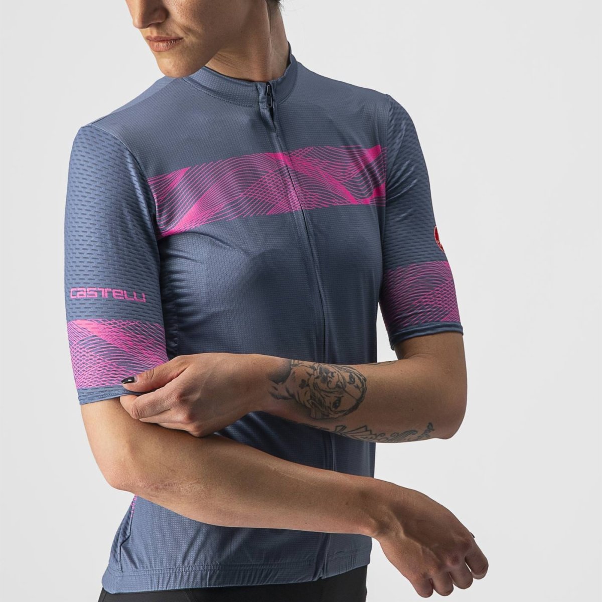 A women showing off the sleeve of the Castelli Fenice Road Cycling Jersey
