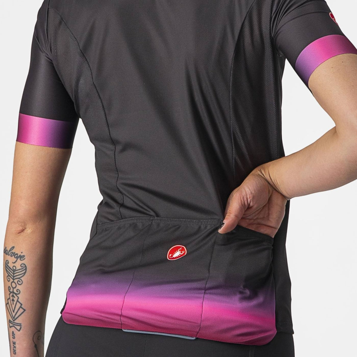 A picture of the pockets on the Castelli Gradient Cycling Jersey