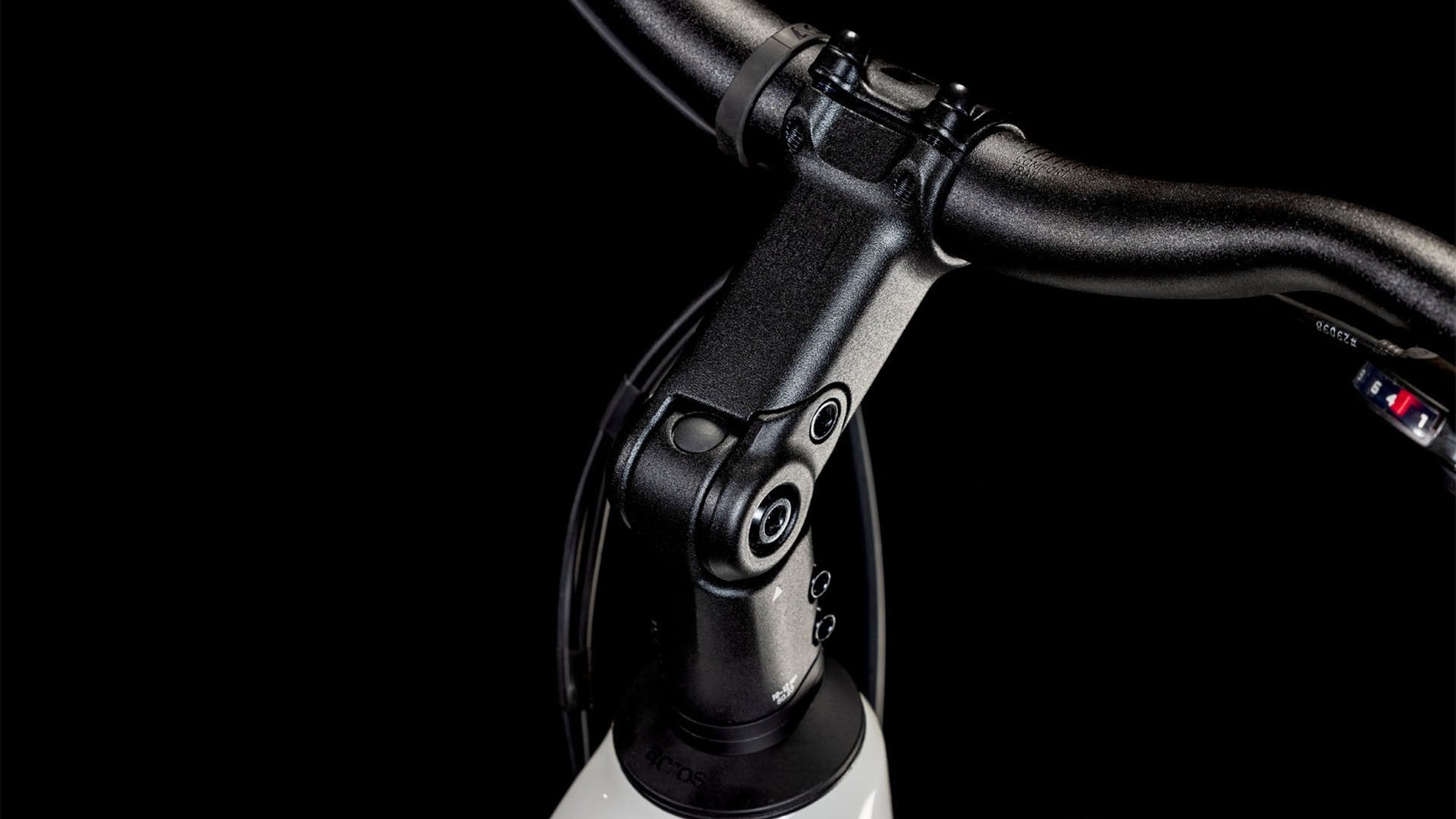 A close up picture of the stem on the Cube Touring Hybrid One 500 Easy Entry Electric Bike