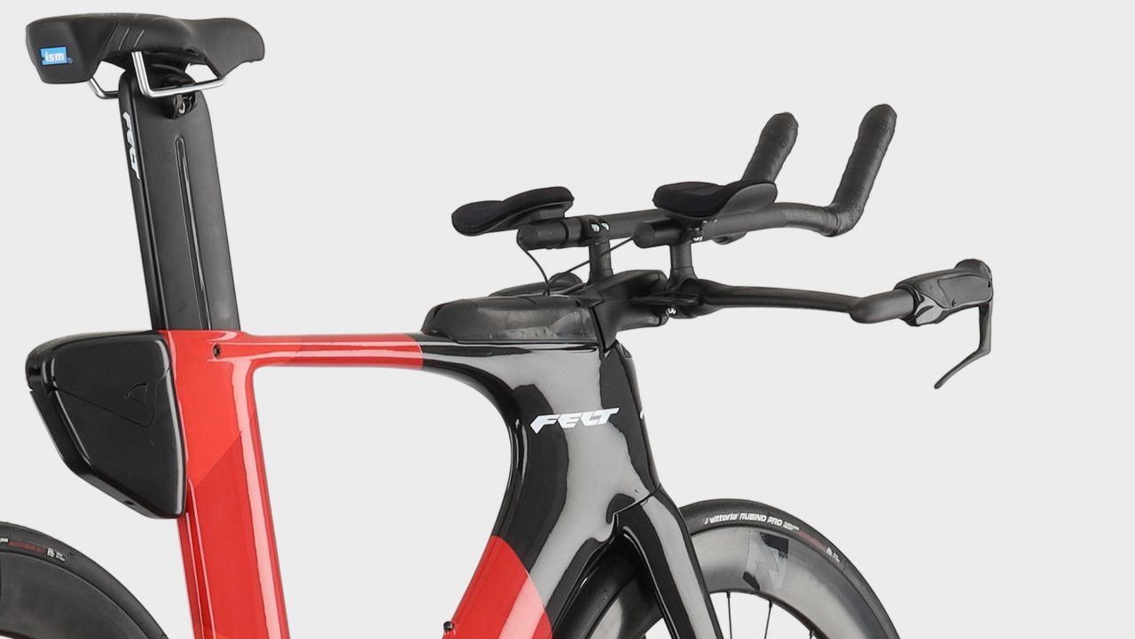 A picture of the cockpit of the Felt IAx Advanced Rival eTap AXS Tri Bike