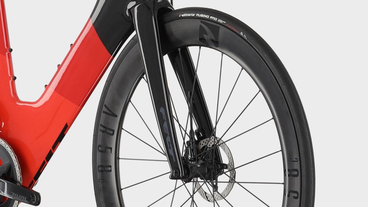 A picture of the front wheel of the Felt IAx Advanced Rival eTap AXS Tri Bike