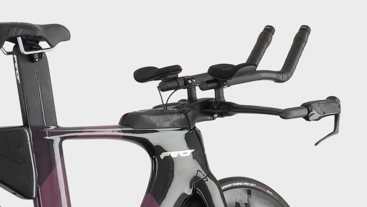 A picture of the cockpit of the Felt IAx Advanced 105 Di2 Tri Bike