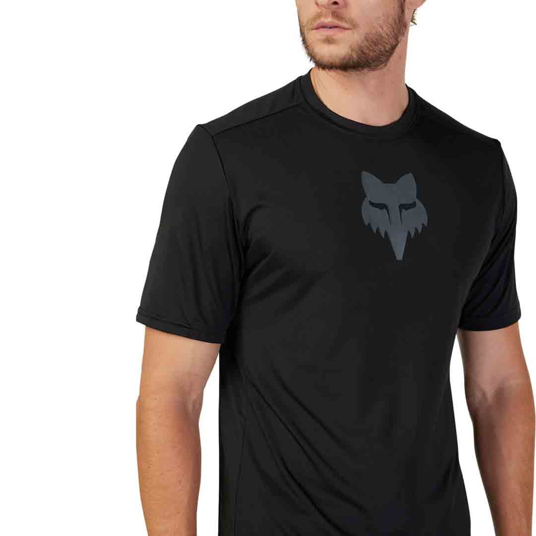 A picture of the a guy wearing the black Fox Ranger SS Labhead MTB Jersey