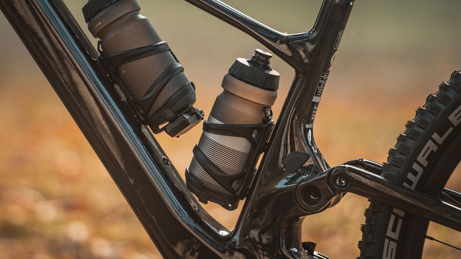 A picture of two Topeak Water Bottles in bottle cages on a mountain bike