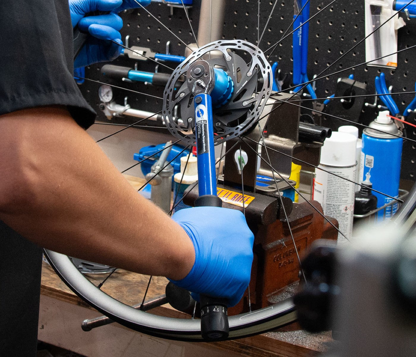 Man using a Parktool TW-6.2 torque wrench to tighten a center-lock rotor