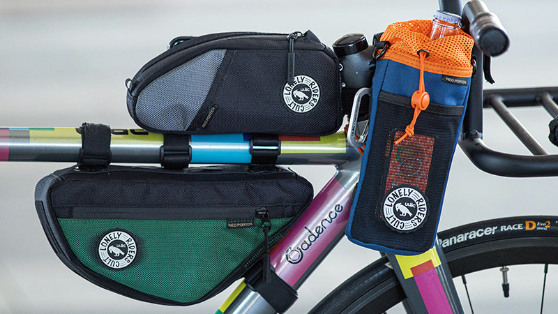A picture of the black Ulac Touring Pro 1.5L Frame Bag attached to a top tube of a bike
