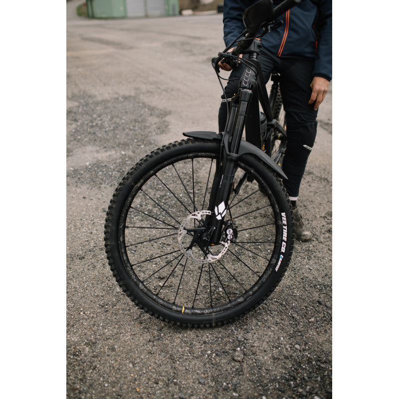 A picture of the Zefal Deflector FM30 Front Mudguard fitted to a mountain bike