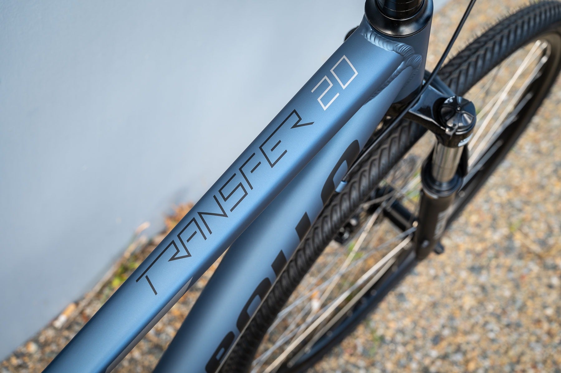 Close-up of an Apollo Transfer 20 top tube on a blurred natural background