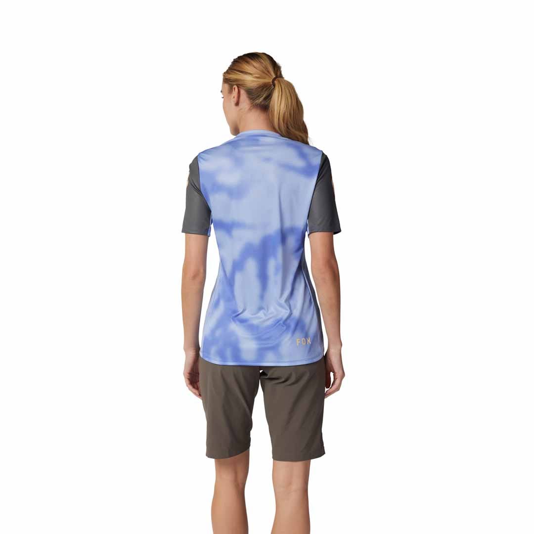 A picture of a lady from the back wearing the Fox Ranger SS Womens Jersey Lilac