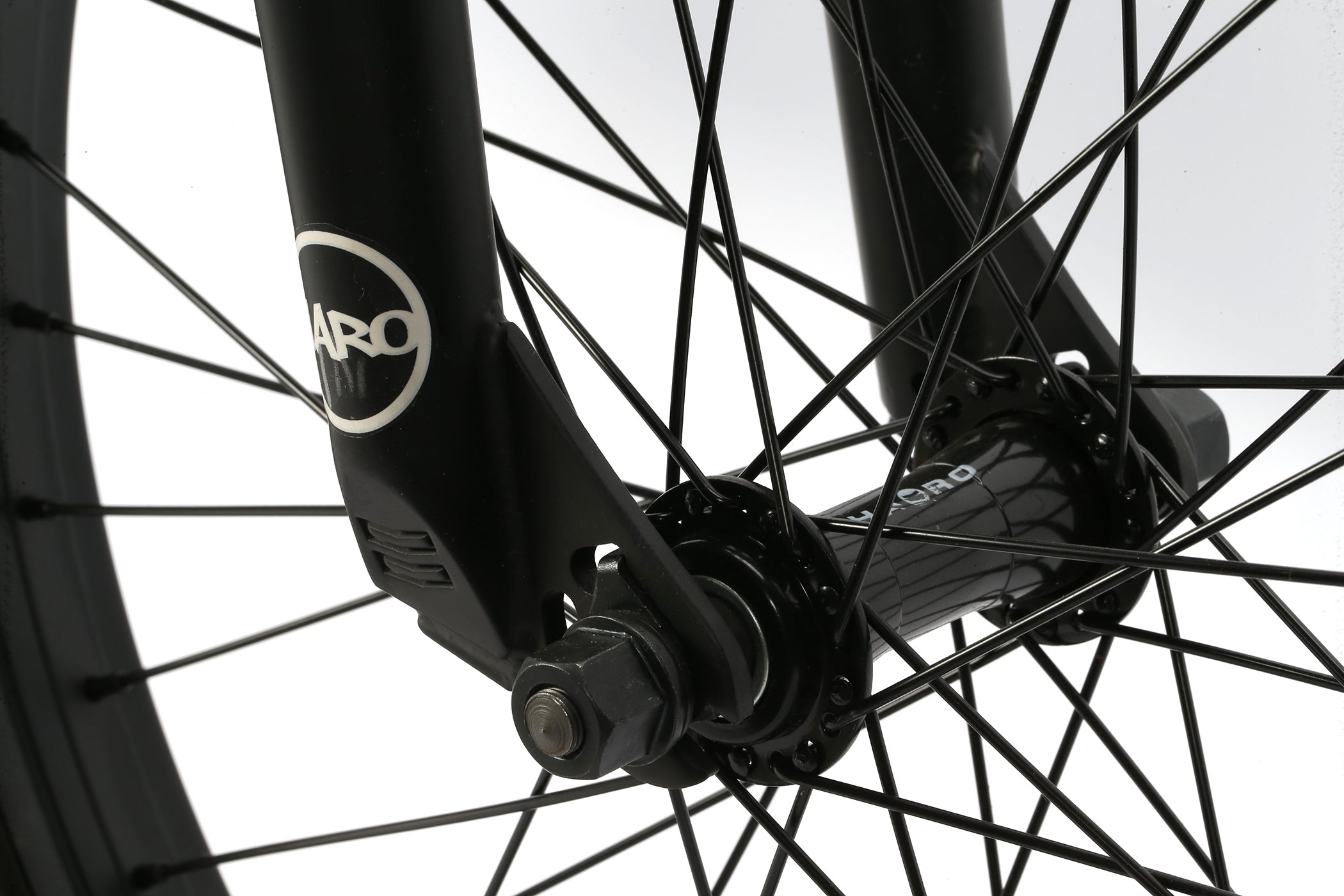 A close up picture of the front hub Haro Leucadia BMX Bike