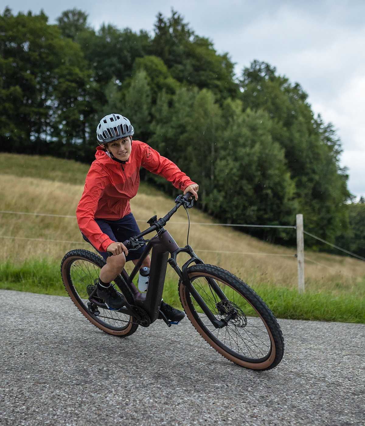 A picture of someone cornering on the Cube Reaction Hybrid Performance 500 Electric Hardtail Bike