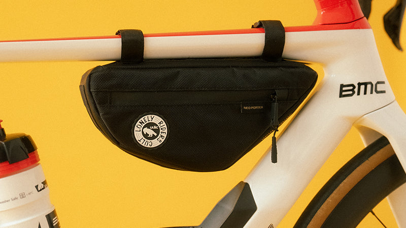 A picture of the black Ulac Touring Pro 1.5L Frame Bag attached to the underside of the top tube on a bike