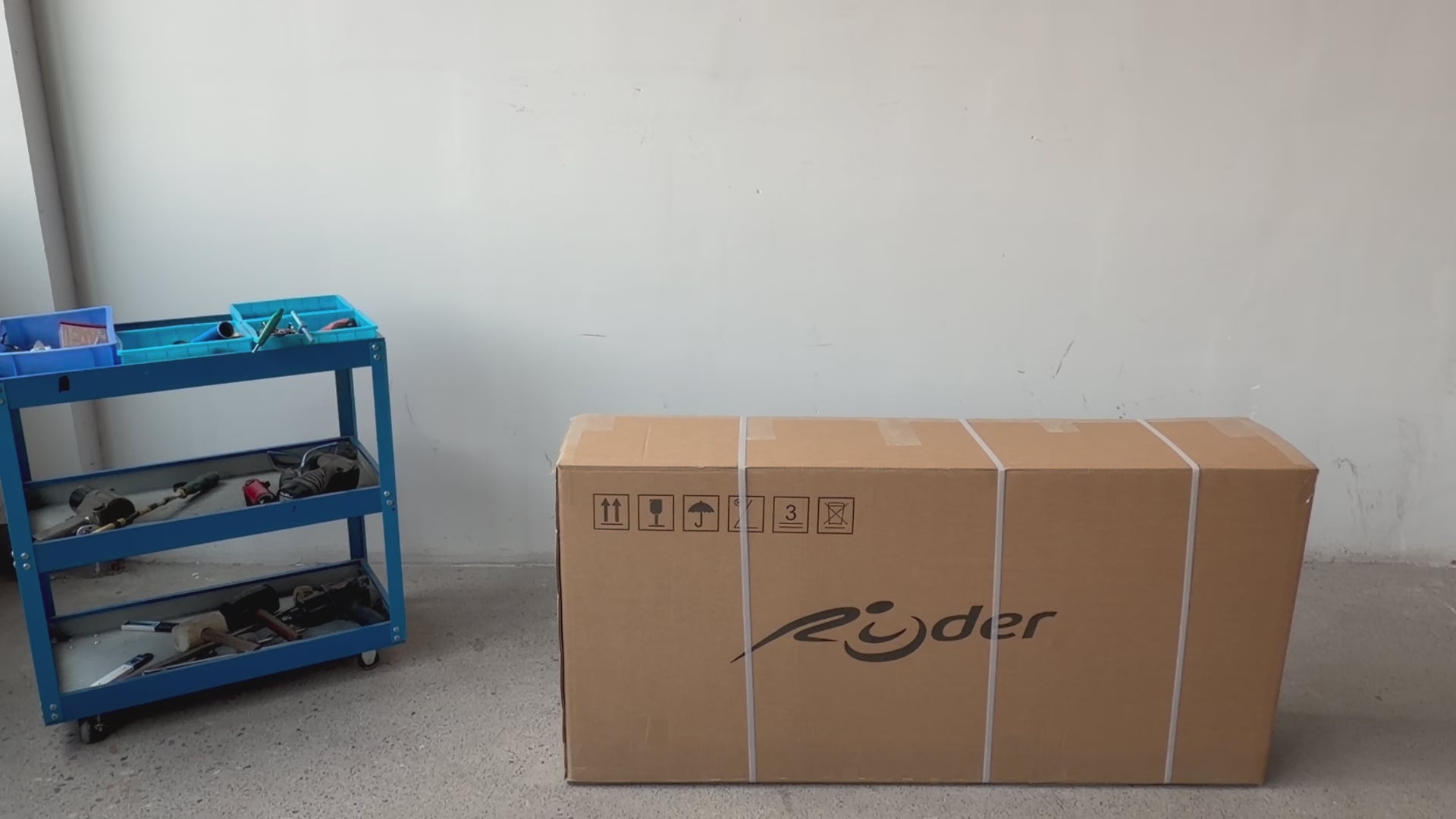A video showing someone unpacking a Ryder Bike