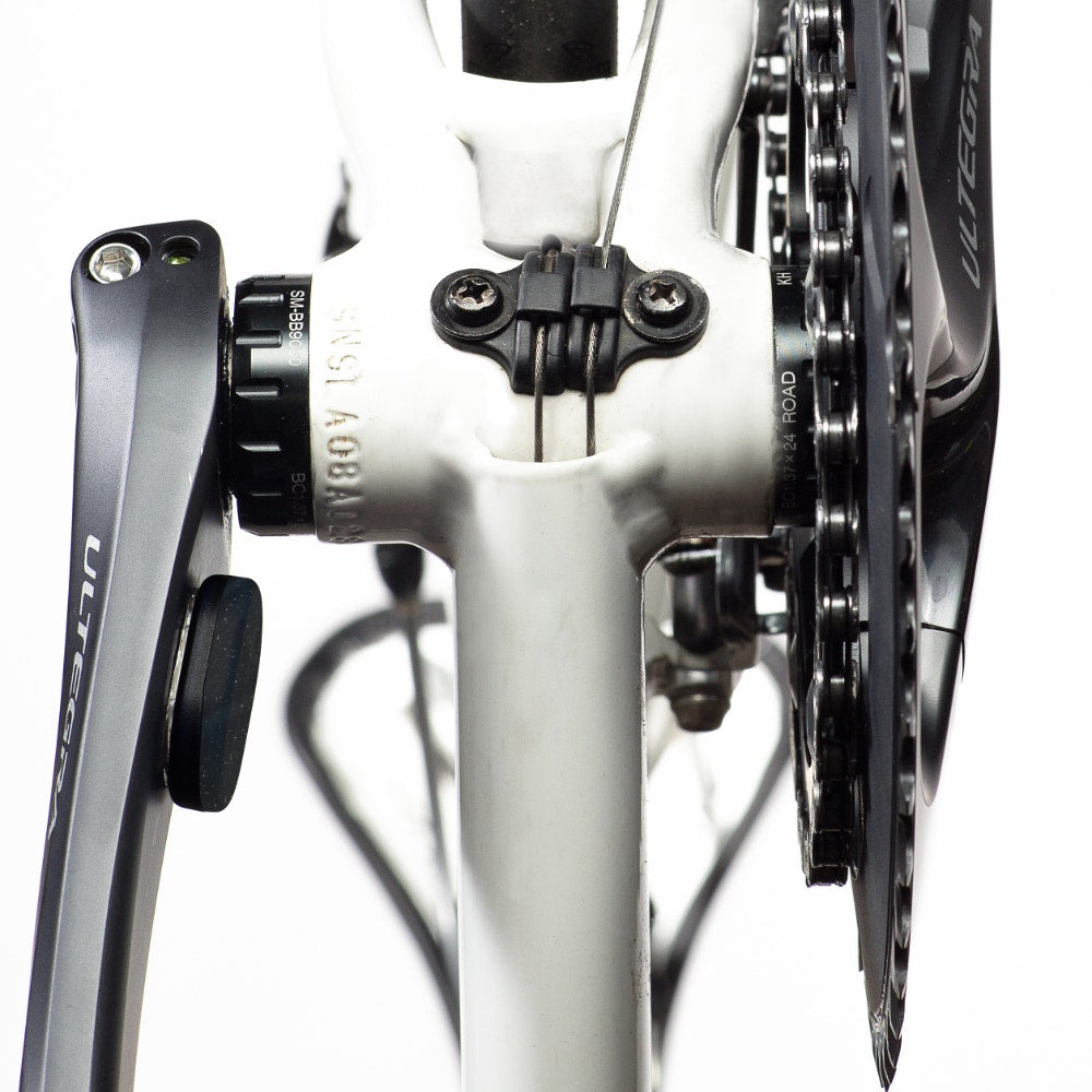 A picture of the Wahoo RPM Cadence Sensor attached to the crank arm